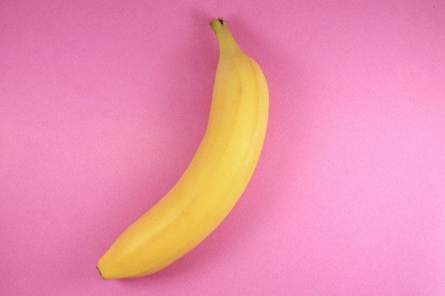 Banana su sfondo fucsia , banana on fuchsia background