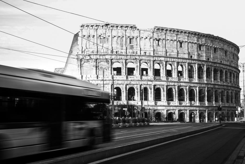 Colosseo di Roma con la scia di bus in movimento
