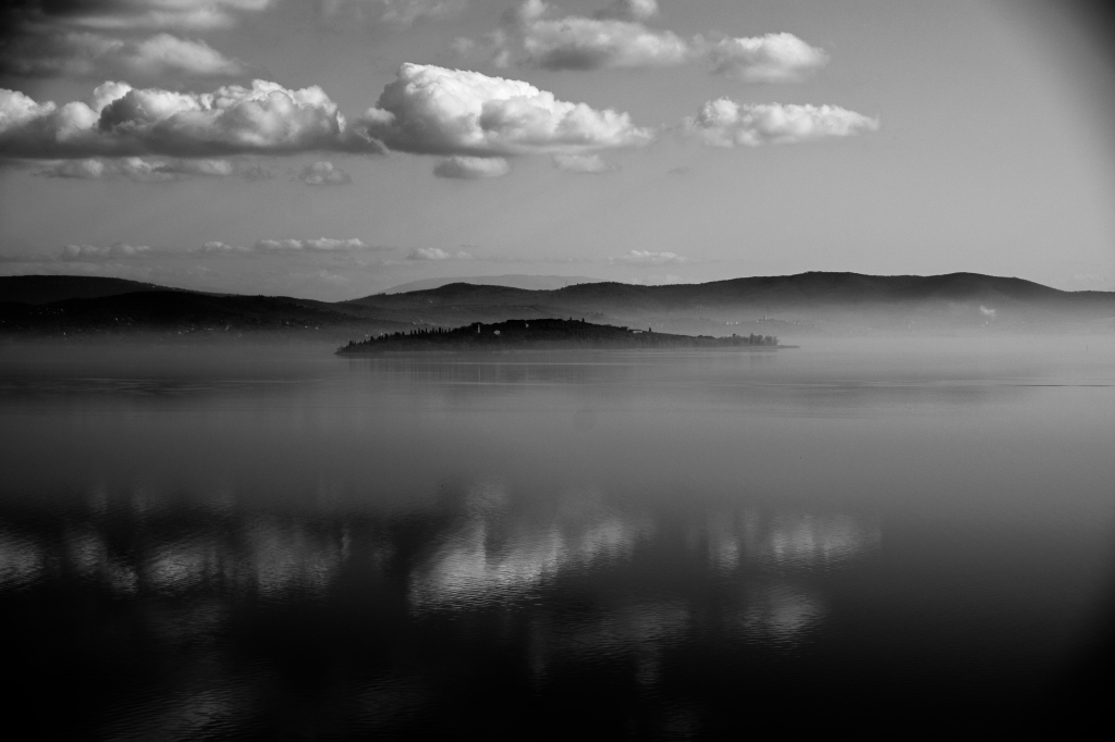 Isola nella nebbia