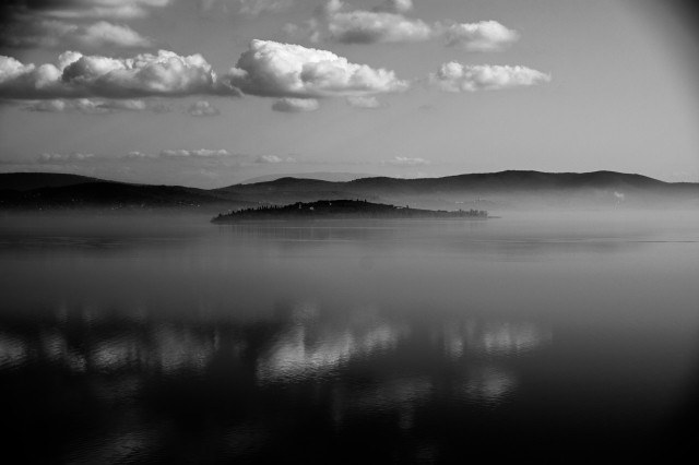 Isola nella nebbia