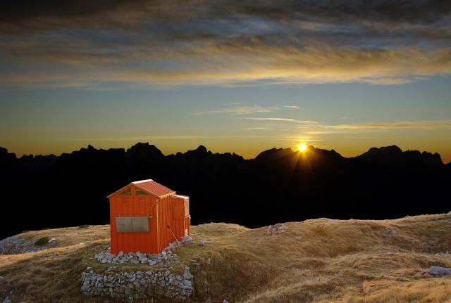Alba dal bivacco sulle Dolomiti