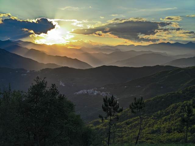 Tramonto con vista dell'entroterra ligure