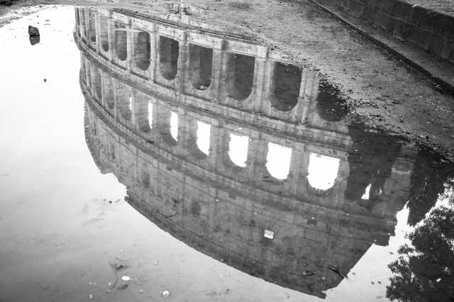 Colosseo riflesso sull'acqua