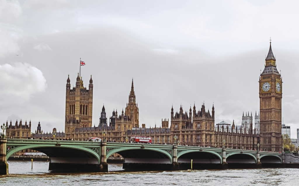 Londra Ponte di Westminster e Big Ben con traffico urbano