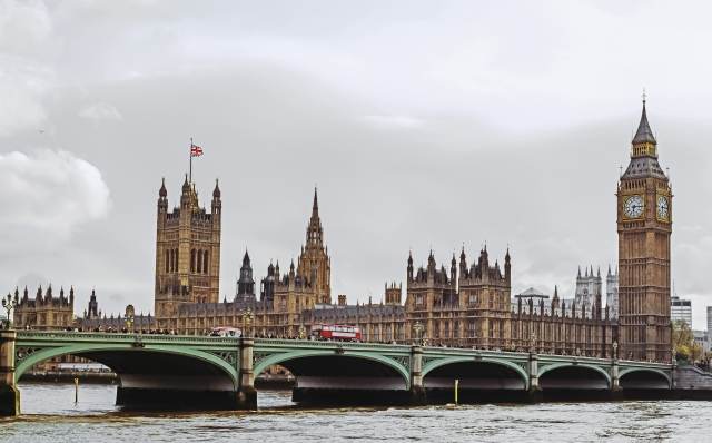 Londra Ponte di Westminster e Big Ben con traffico urbano