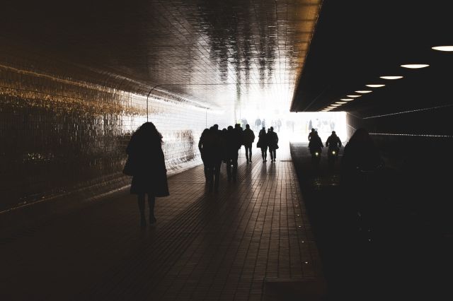 persone in controluce ad Amsterdam