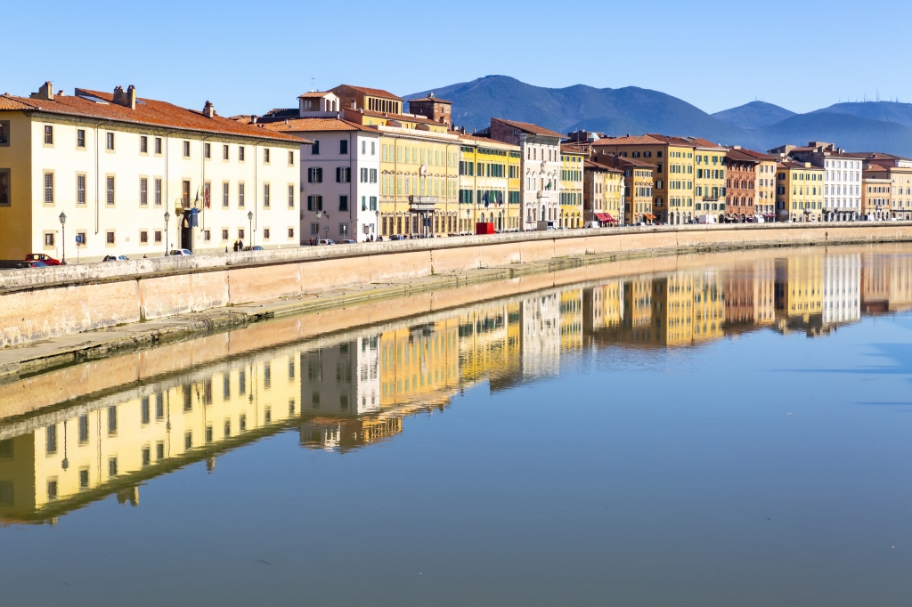 Palazzi a Pisa riflessi nel fiume Arno
