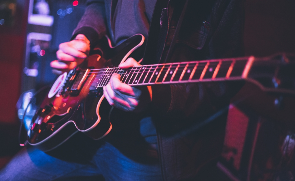 musicista con chitarra elettrica