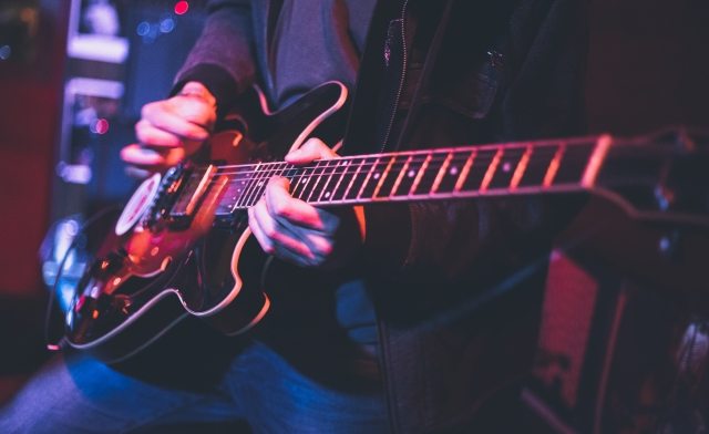musicista con chitarra elettrica