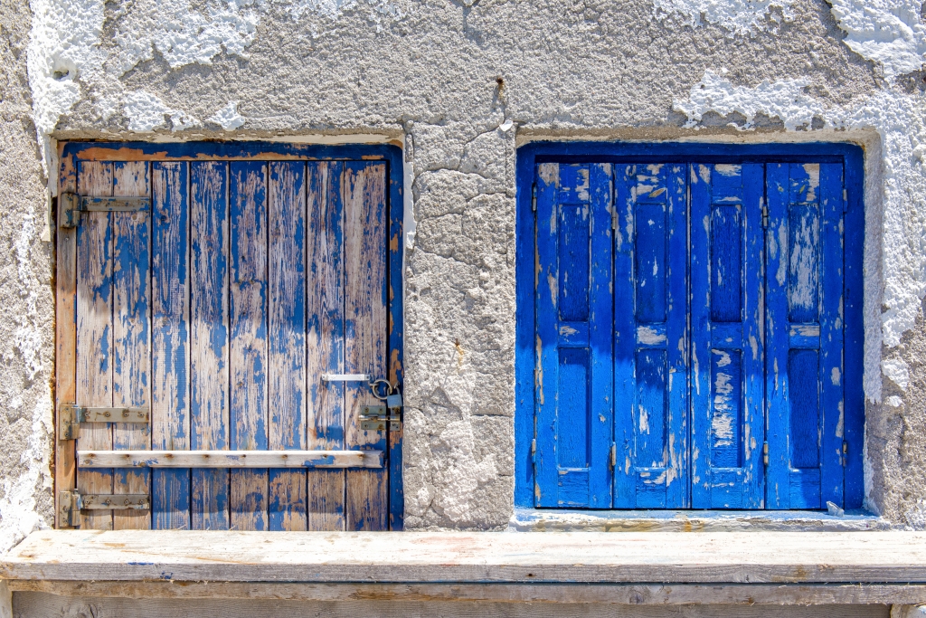 FInestre blu su parete bianca