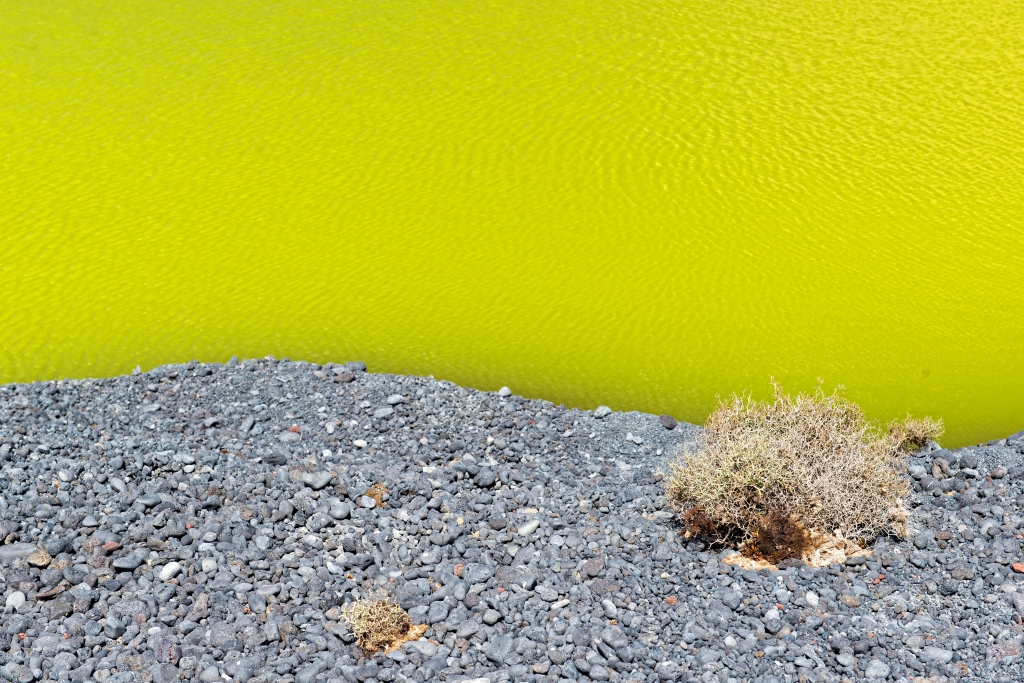 acqua verde e sabbia grigia