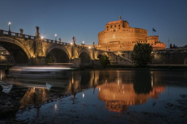 Roma. Castel Sant'Angelo riflesso sul fiume Tevere. Ora blu