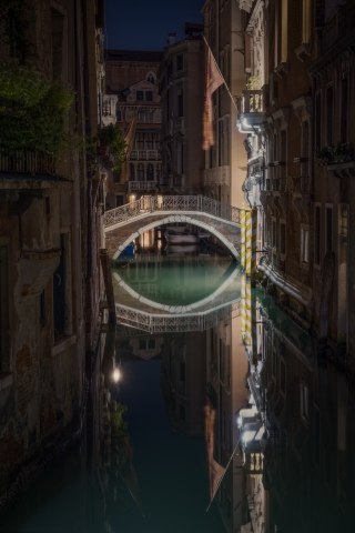 Venezia in notturna. Vista del canale dal Ponte dei Preti.