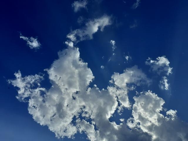 Cielo blu con le nuvole bianche