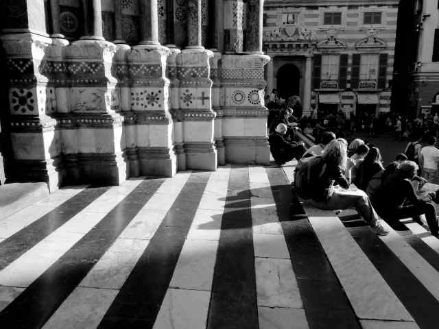 sugli scalini della Cattedrale
