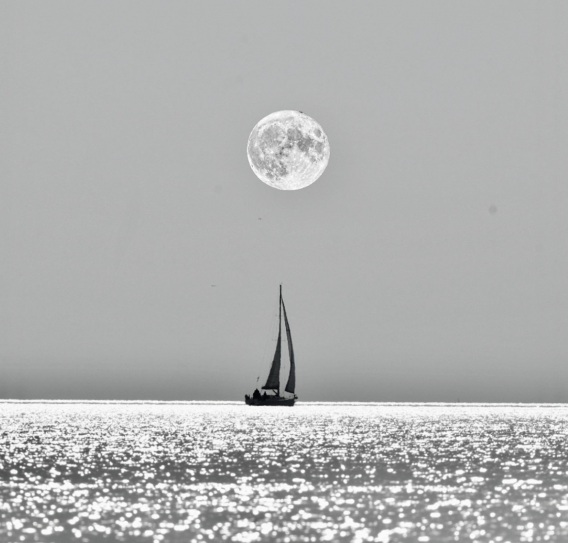 La luna e la vela