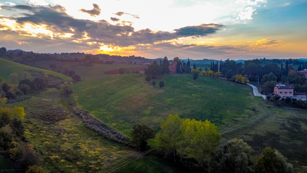 Meraviglioso paesaggio aereo delle colline modenesi a Maranello