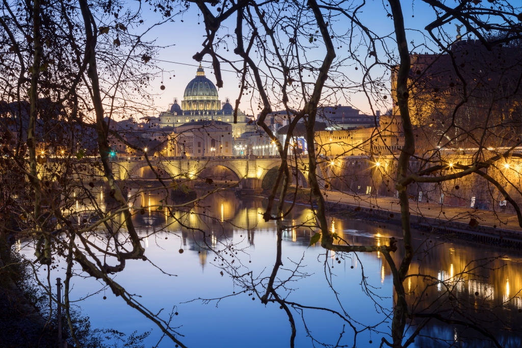 Ponte Sant'Angelo e sullo sfondo la Basilica di San Pietro. Fiume