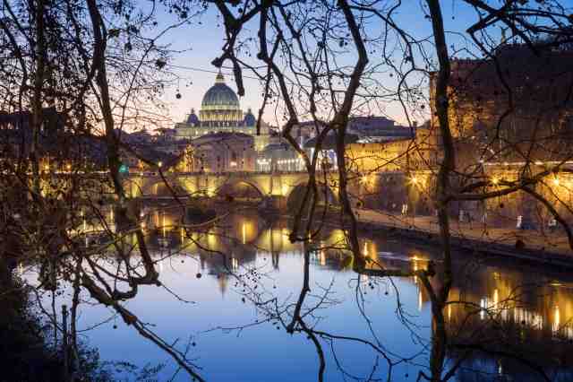Ponte Sant'Angelo e sullo sfondo la Basilica di San Pietro. Fiume