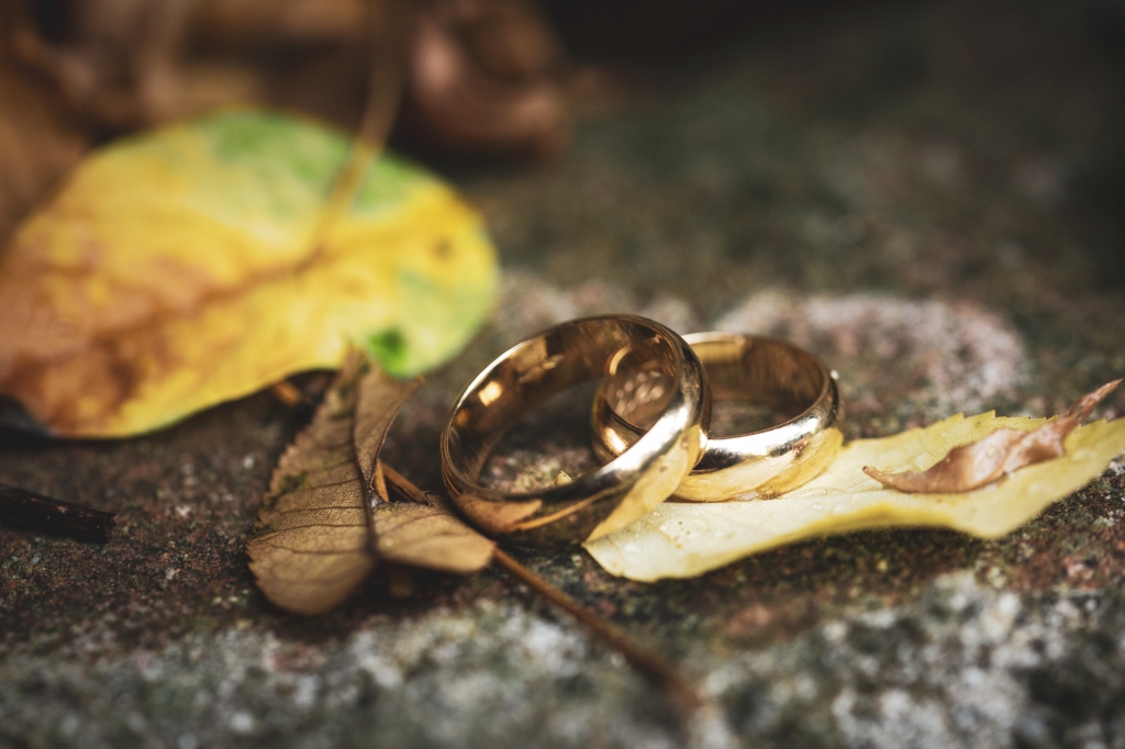 anello nuziali con foglie autunnali