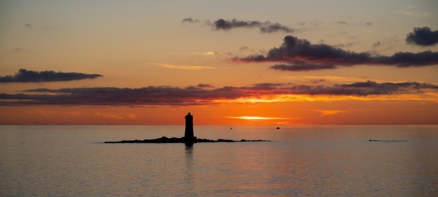 Tramonto sul mare, faro del Mangiabarche a Calasetta, sud Sardegn