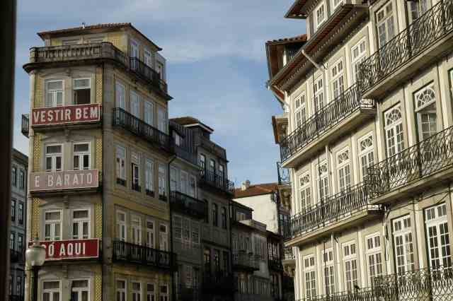 Edifici colorati nel Centro Storico di Porto in Portogallo