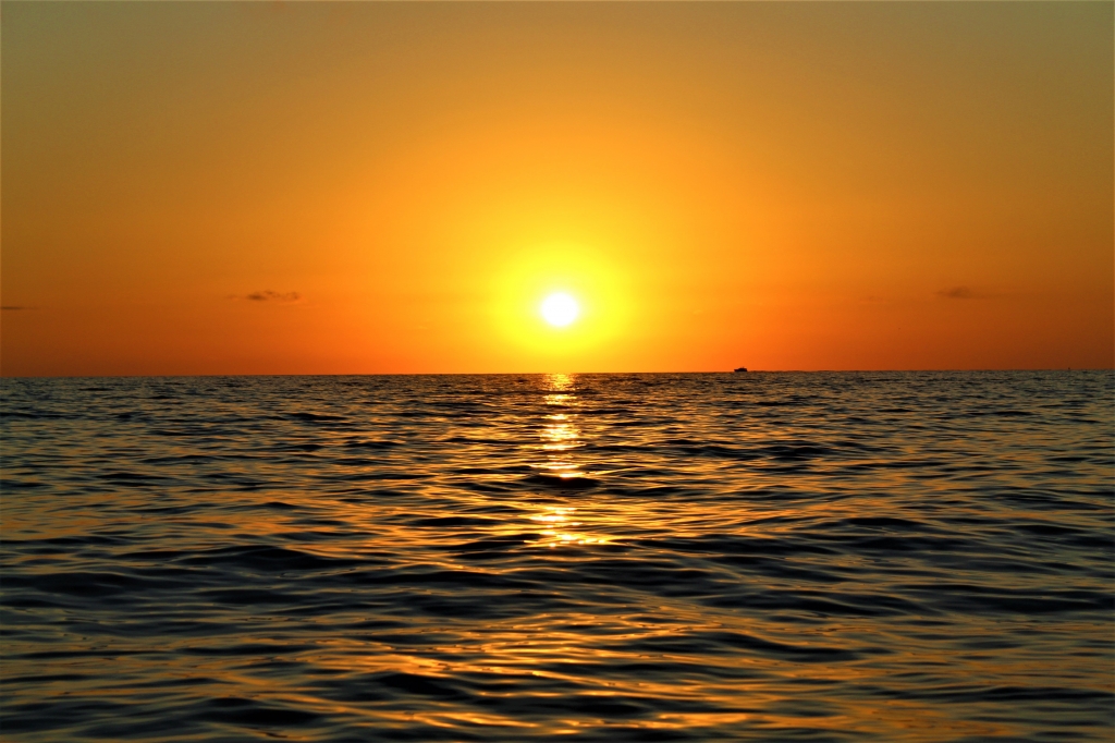 L'oro della sera (tramonto sul mare) . San Vincenzo , Toscana