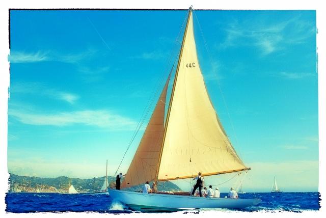 Barca a vela in regata sul mare.