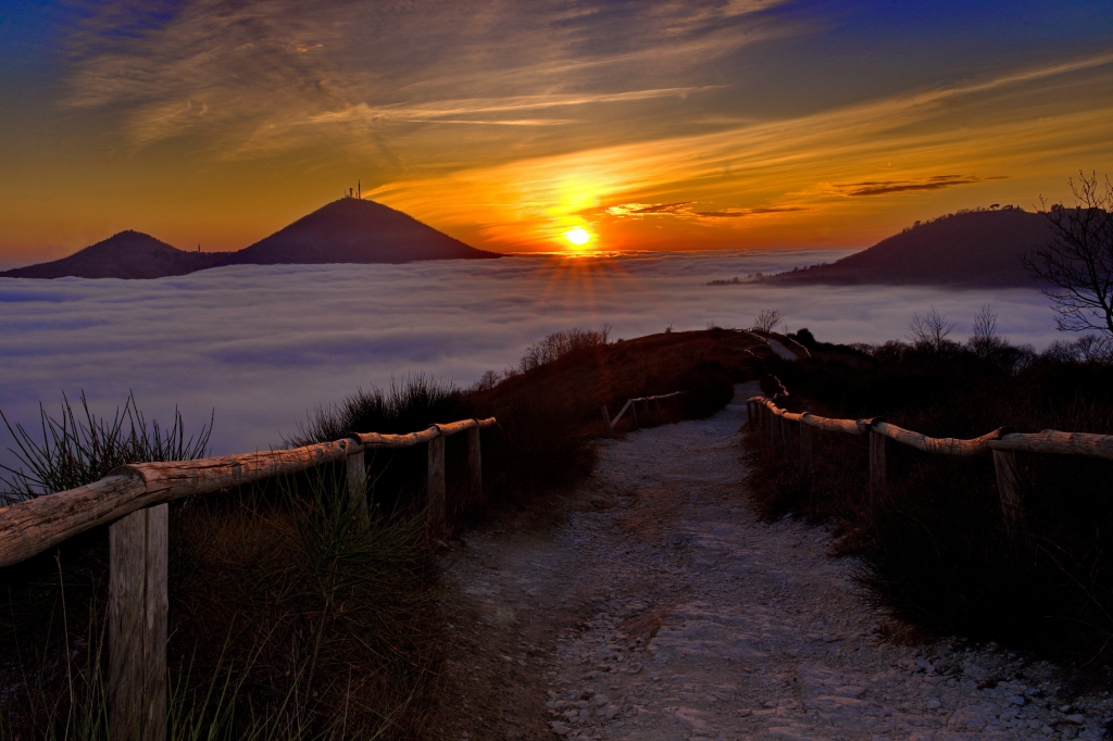 Tramonto sulla nebbia