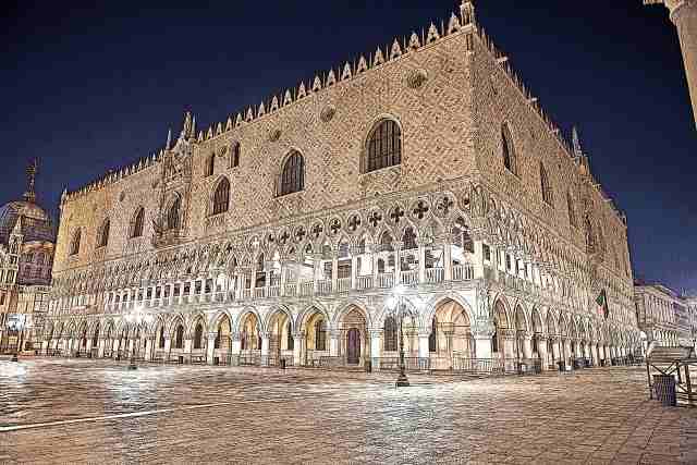 Paesaggio di Venezia con palazzo Ducale in notturno.
