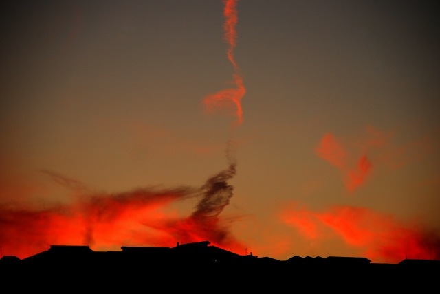Immagine di formazione nuvolosa filiforme su tramonto cittadino
