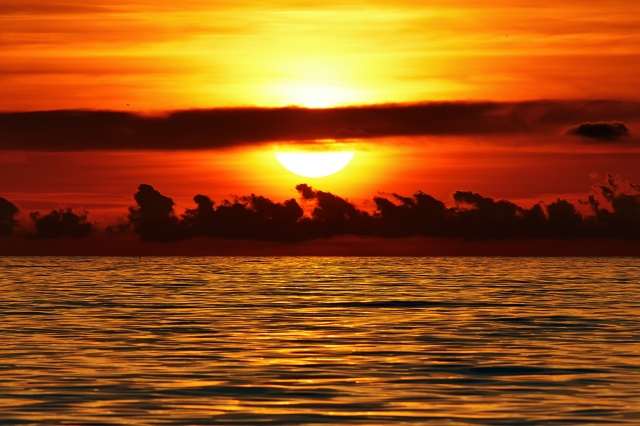tramonto a pelo d'acqua