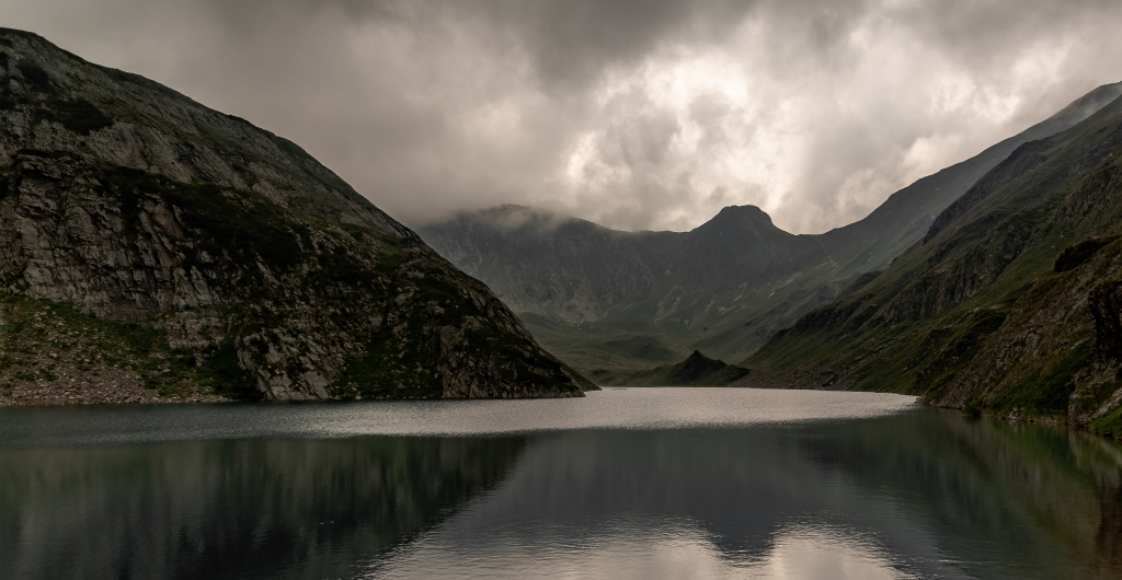 l'oscurità di un lago di montagna