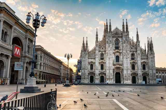 Mattino a Milano piazza duomo