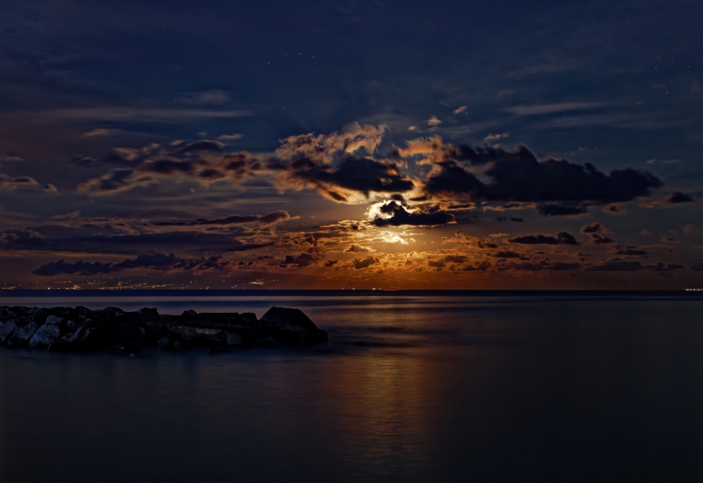 Alba di luna sulla costa ionica