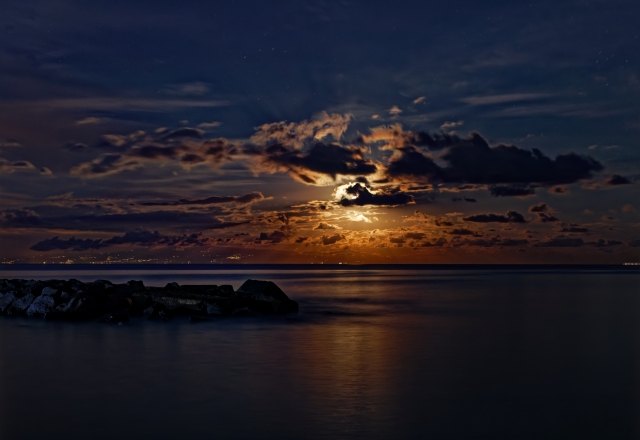Alba di luna sulla costa ionica