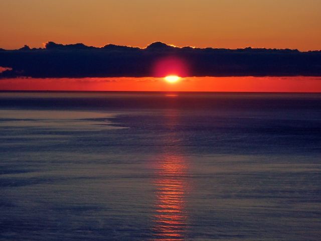 Tramonto. Tramonto sul mare in un giorno d’autunno.