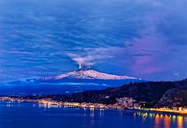 Alba sul golfo di Taormina