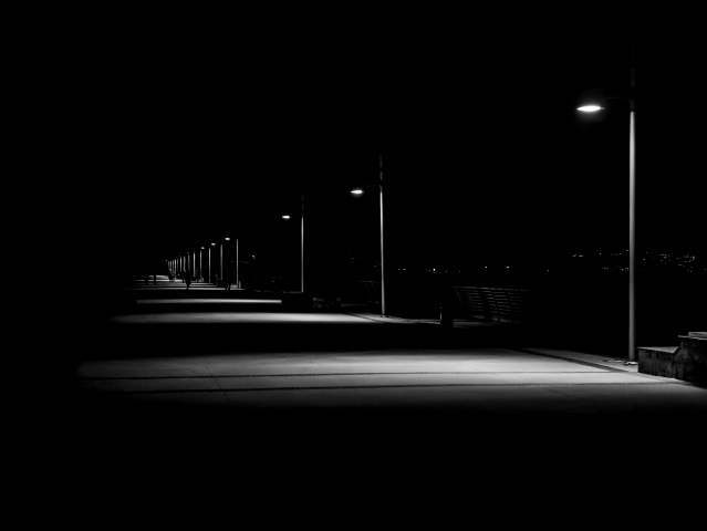 Una passeggiata di notte sul pontile di Bagnoli (Napoli)