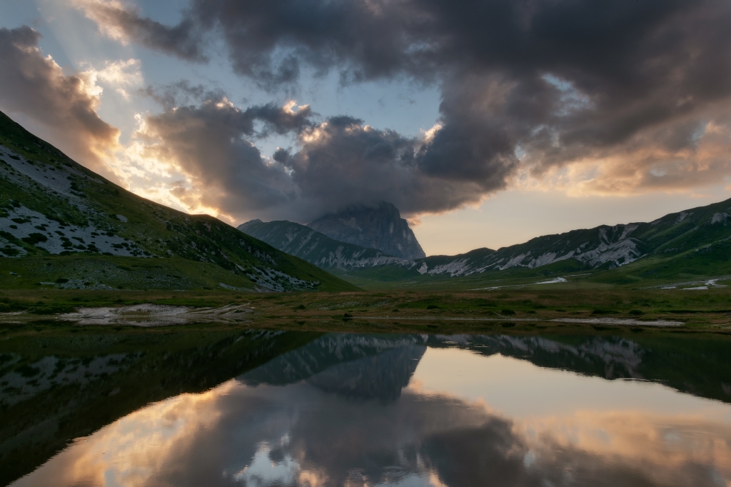 Il Gran Sasso al tramonto riflesso sul laghetto Pietranzoni