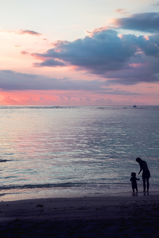 Tramonto con mamma e figlio