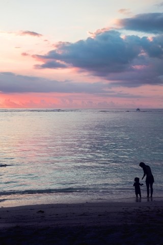 Tramonto con mamma e figlio