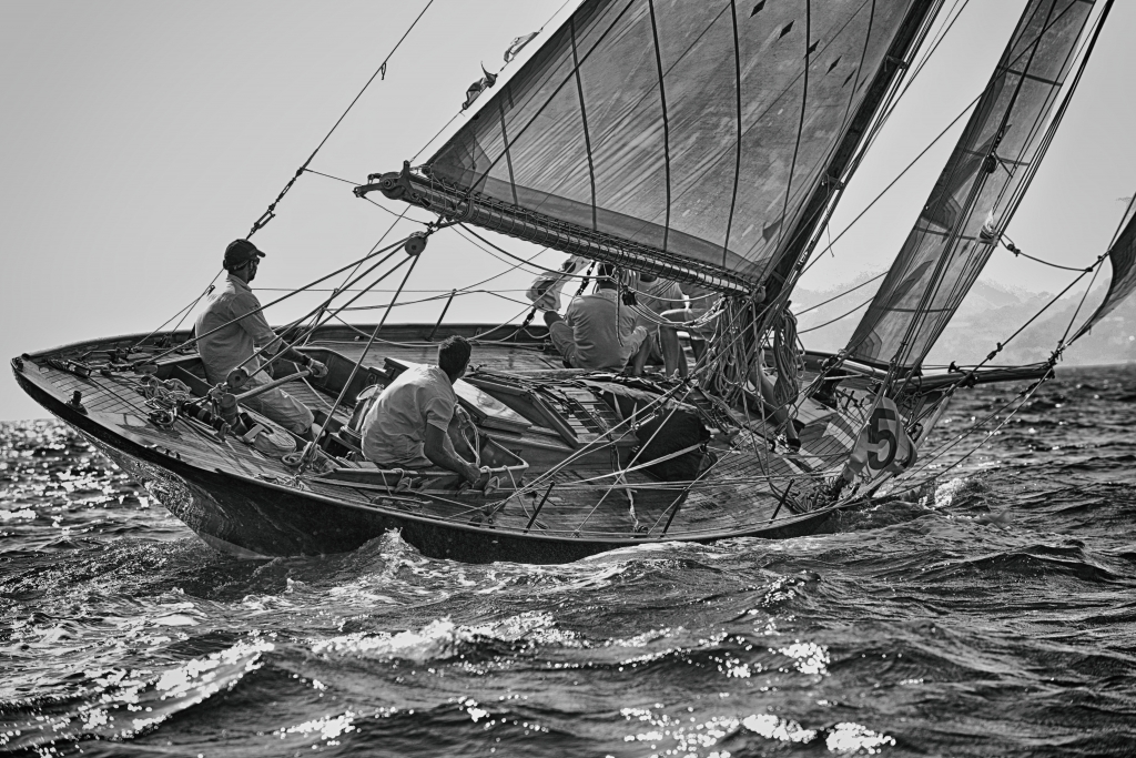 Paesaggio di mare con yacht d'Epoca in regata.