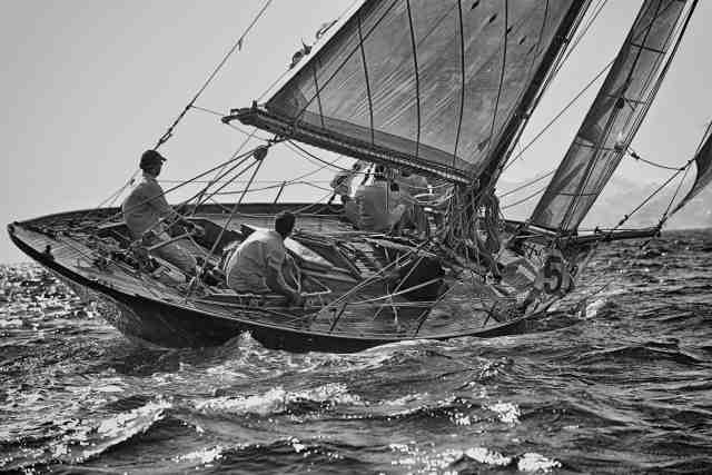 Paesaggio di mare con yacht d'Epoca in regata.