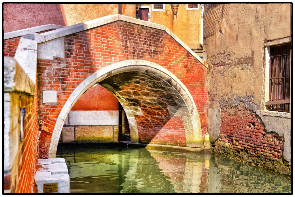 Venezia, ponte in mattoni sul canale.