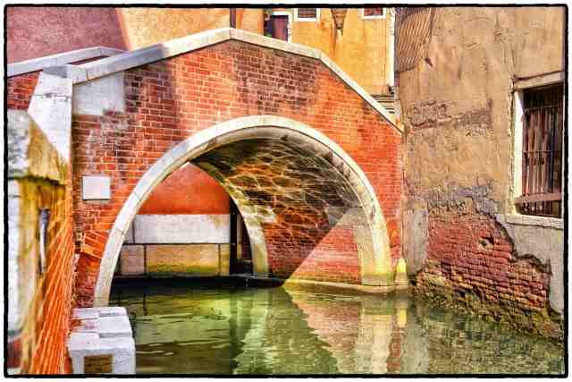 Venezia, ponte in mattoni sul canale.