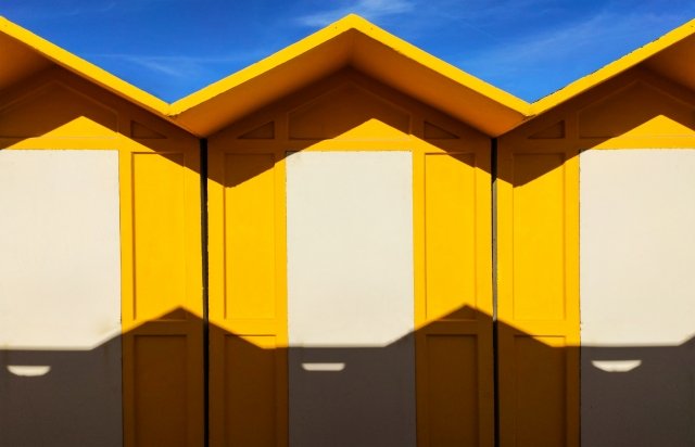 Cabine al mare con cielo blu