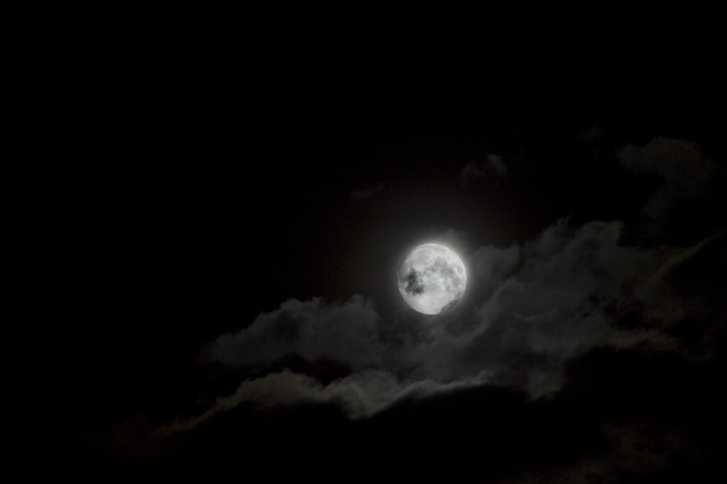 Luna e nuvole