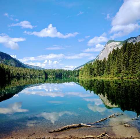 Lago e nuvole