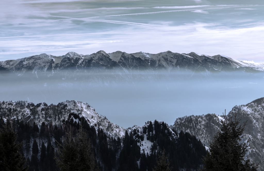 Monti, nebbia, neve